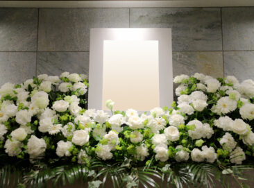 【世田谷区民の家族葬】清らかな白花祭壇｜葬儀費用の実例｜桐ケ谷斎場