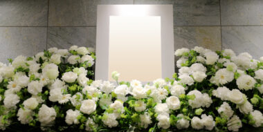 【世田谷区民の家族葬】清らかな白花祭壇｜葬儀費用の実例｜桐ケ谷斎場